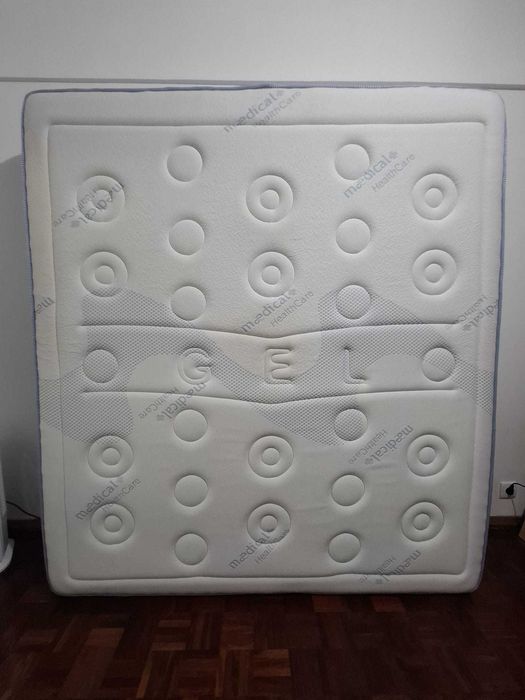 910391255Colchão Bianco Fresh Tech com dimensões de 200 x 180 cm com lençóis