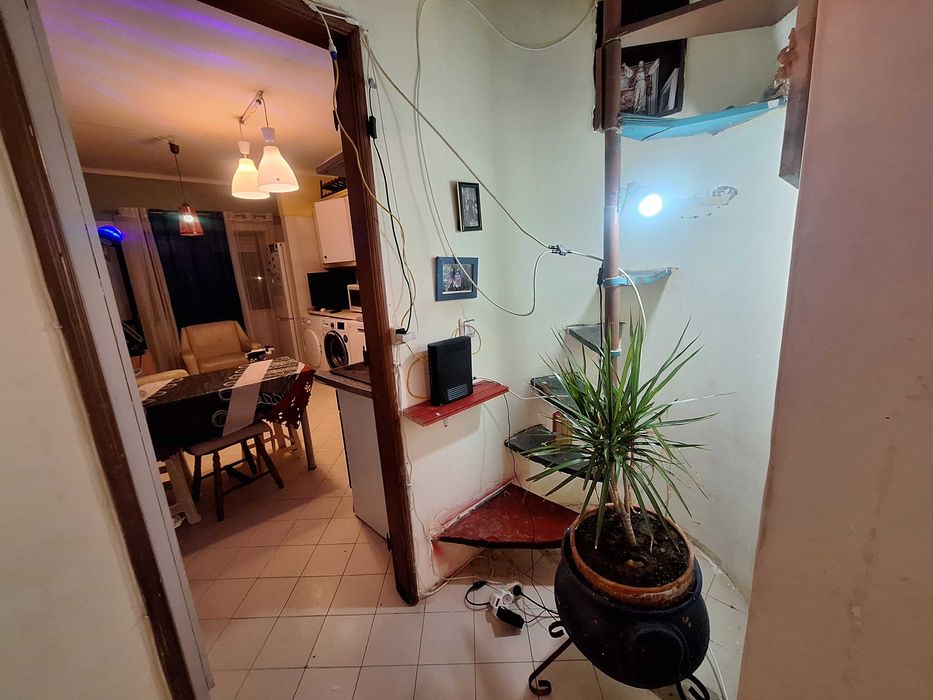 Bom quarto em zona sossegada mas perto de transportes e comercios.