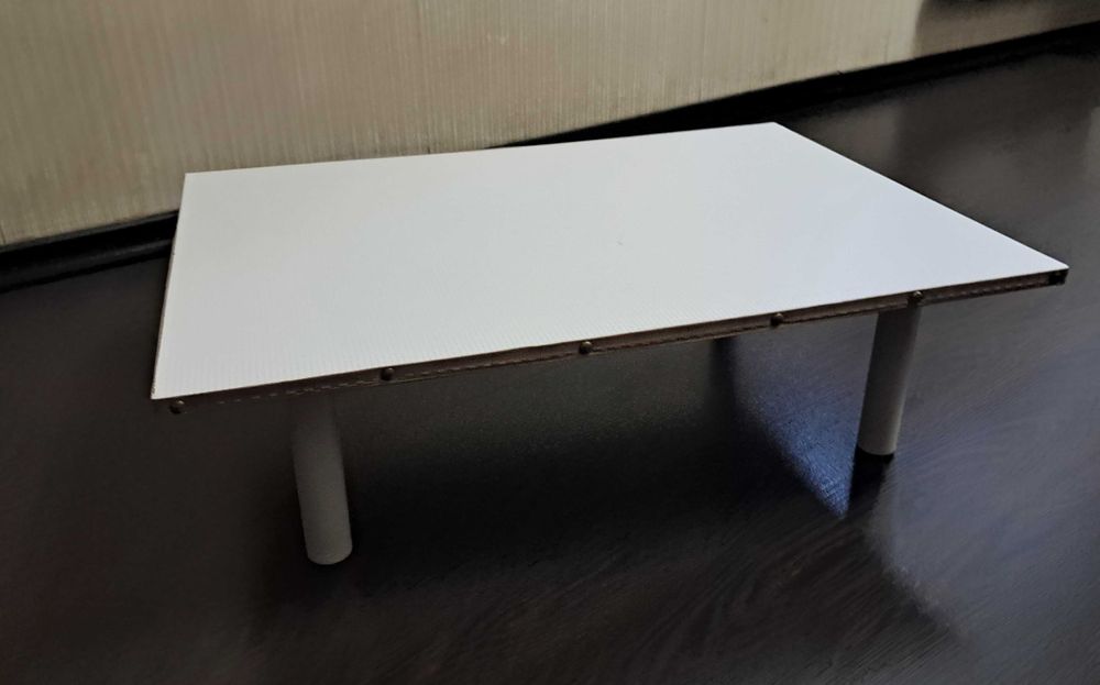 Столик переносной низкий для еды и игры сидя на полу