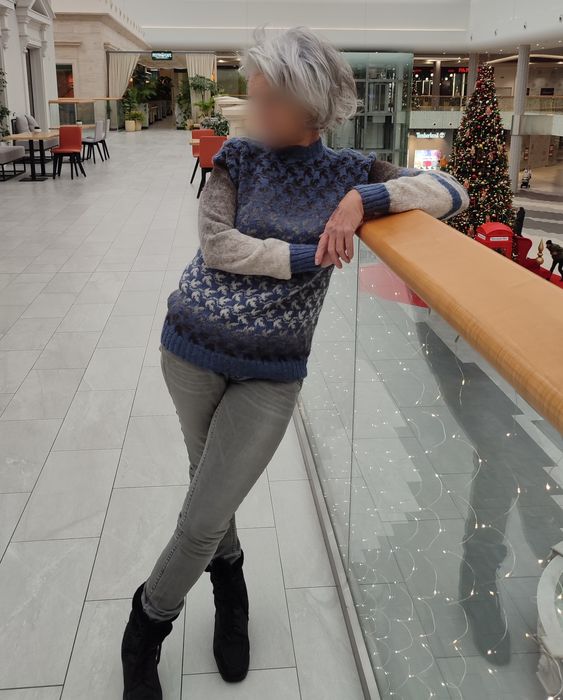 Жіночій в'язаний светр, ручна робота