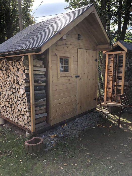 Drewutnie, drewutnia. Domek narzędziowy, wiata samochodowa