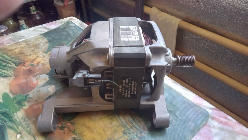 Двигатель стиральной  машинуи индезит