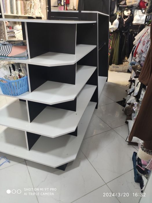 Продається острівна торгова вітрина