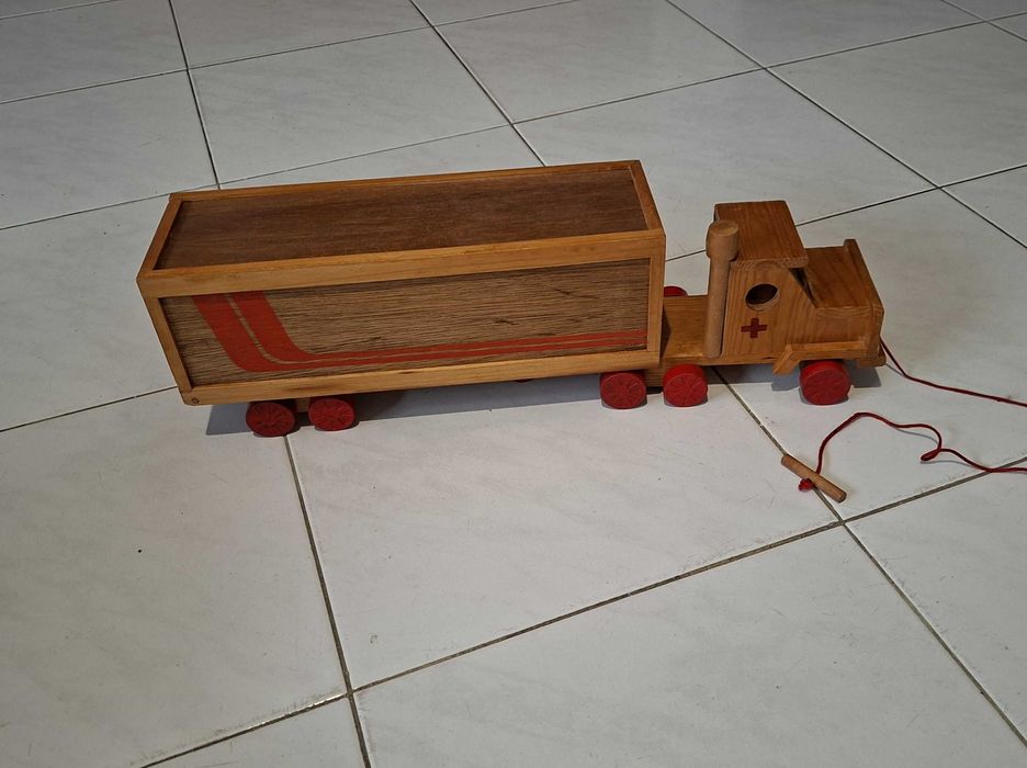 Camião Reboque de madeira, da Cruz Vermelha, com Abcedário - Anos 80