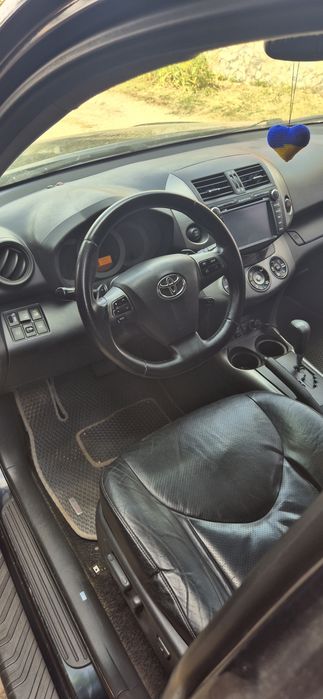 Продам доглянутий автомобіль TOYOTA  RAV4