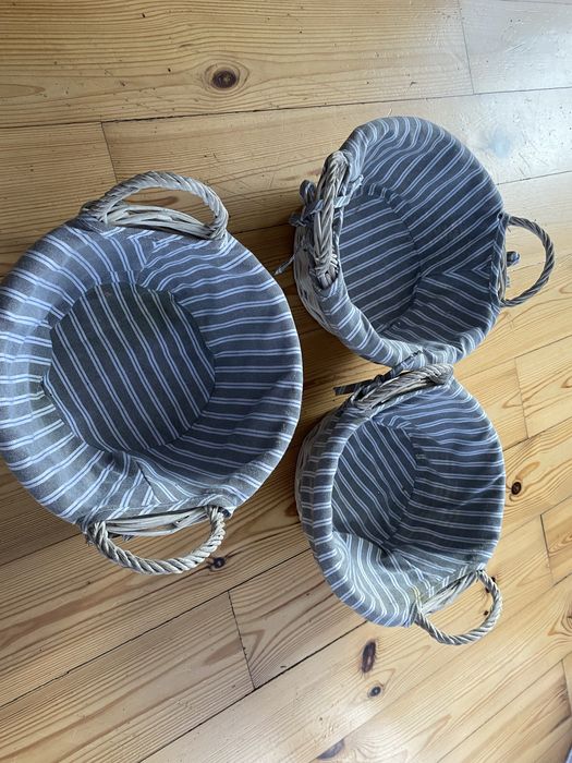 Trzy wiklinowe koszyki