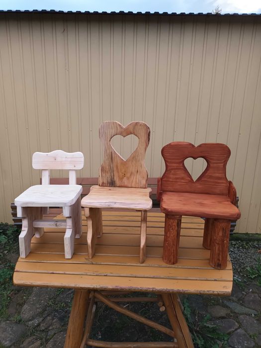 Ładne krzesełka drewniane