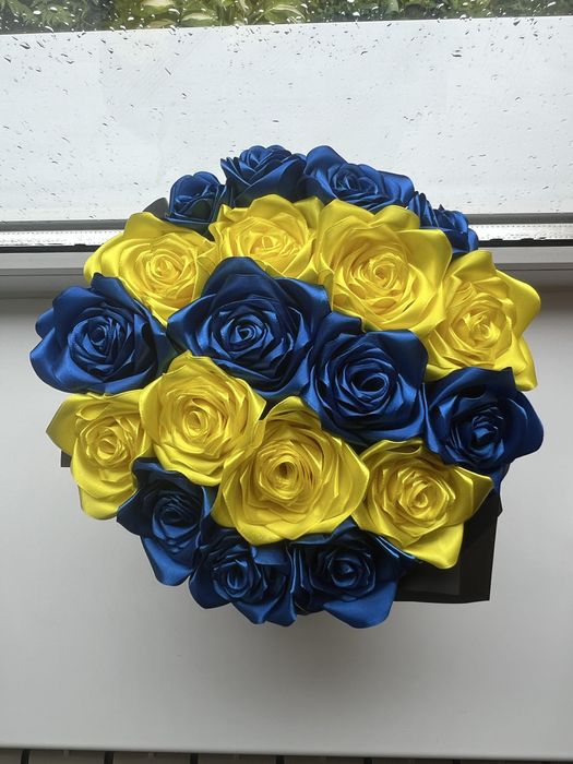 Квіти в коробці з атласних стрічок