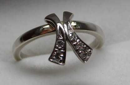 Pierścionek z diamentami białe złoto ciekawa ozdoba.