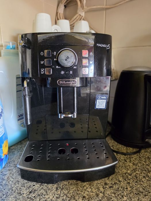 Máquina de Café Automática DeLonghi Magnifica S - Como Nova!