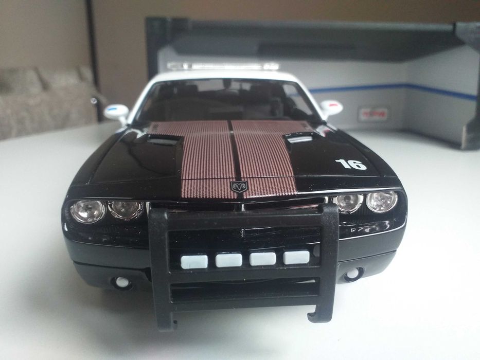 моделі 1.18  Dodge 2005 Maisto