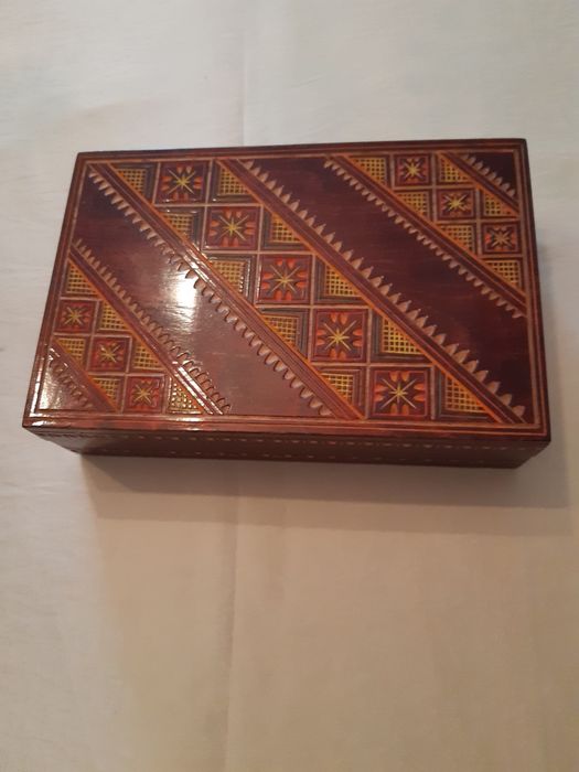 Шкатулка. Нова. Різьбленна.