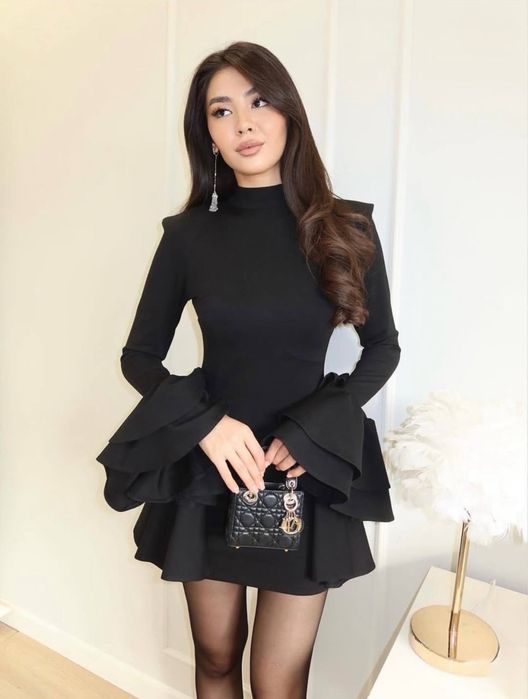 Сукня з воланами рюшами