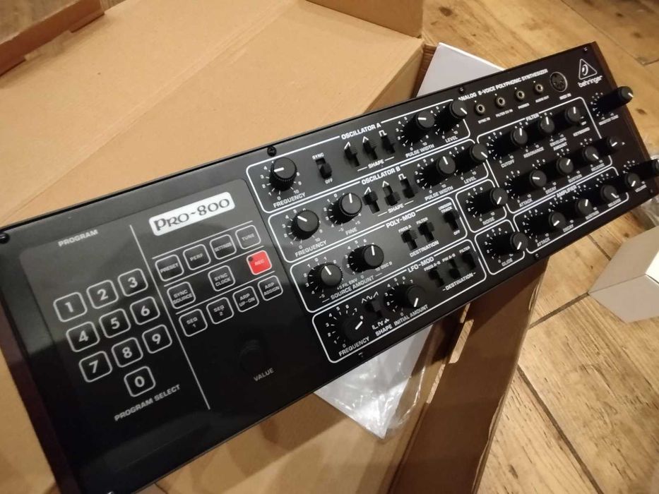Behringer PRO-800 — аналоговий 8-голосний синтезатор