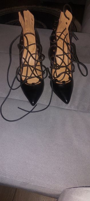 Czarne szpilki wiązane