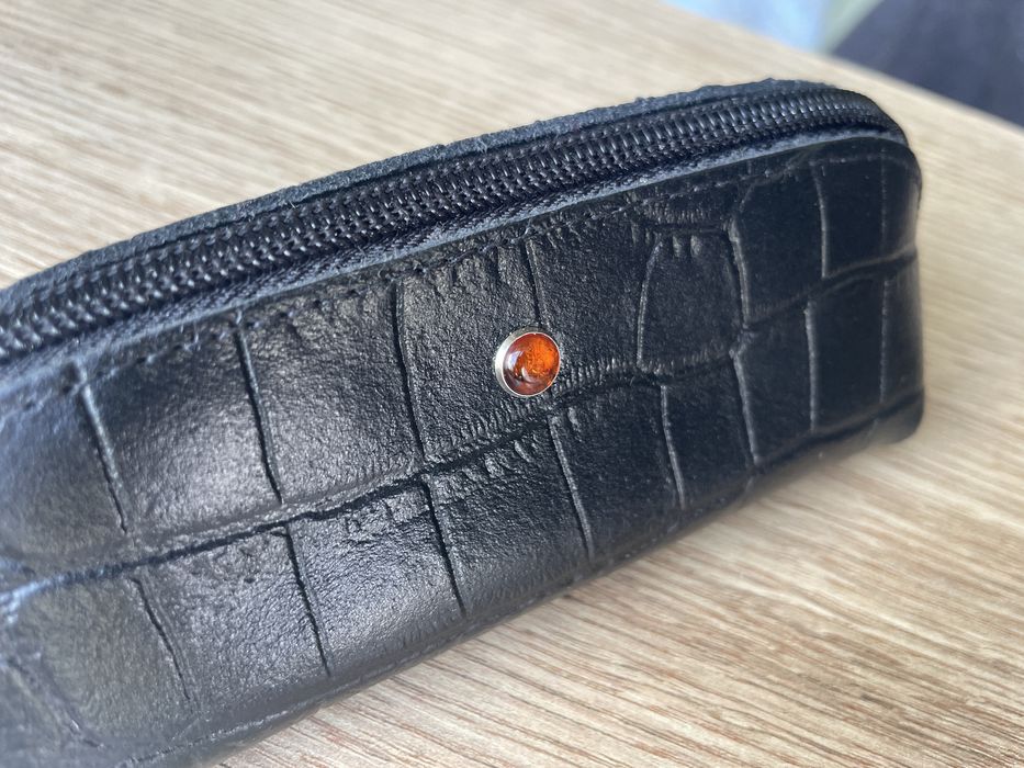 Etui skorzane na klucze z bursztynem