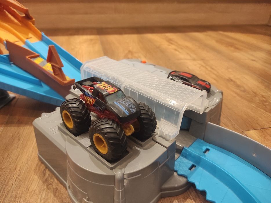 Hot Wheels Monster Truck Scorpion Sting Raceway