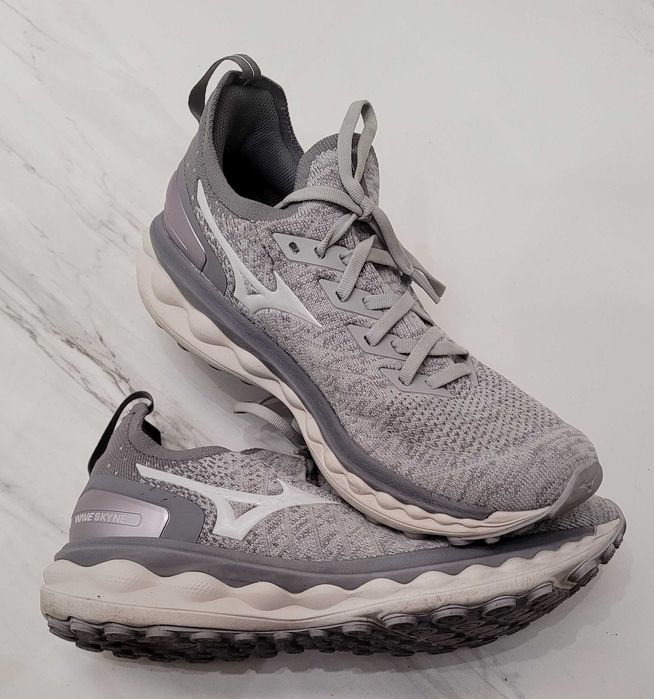 Mizuno Wave Sky Neo | SZARE