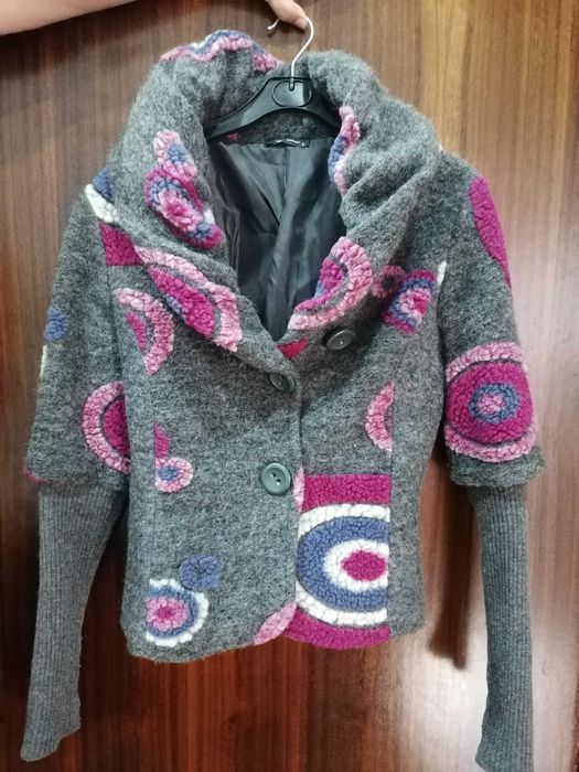 Casaco cinza e rosa de inverno