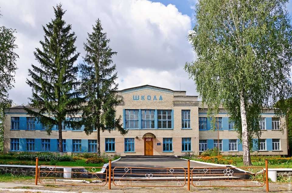 Продам власну земельну ділянку з виходом до річки. Під забудову та ведення господарства. Кадастровий номер на 25 соток під забудову для оформлення є.