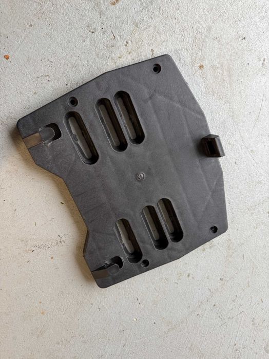 Kufer bagażnik centralny Awina - uniwersalny z płytą montażową