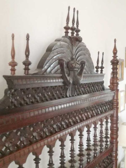 Cama antiga em madeira exótica