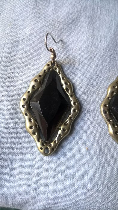 Brincos compridos prateados envelhecidos e preto