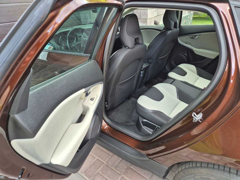 Автомобіль Volvo V40 Cross Country 2018