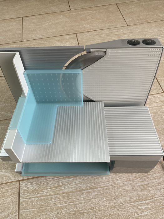 Электрическая ломтерезка фирмы BOSCH