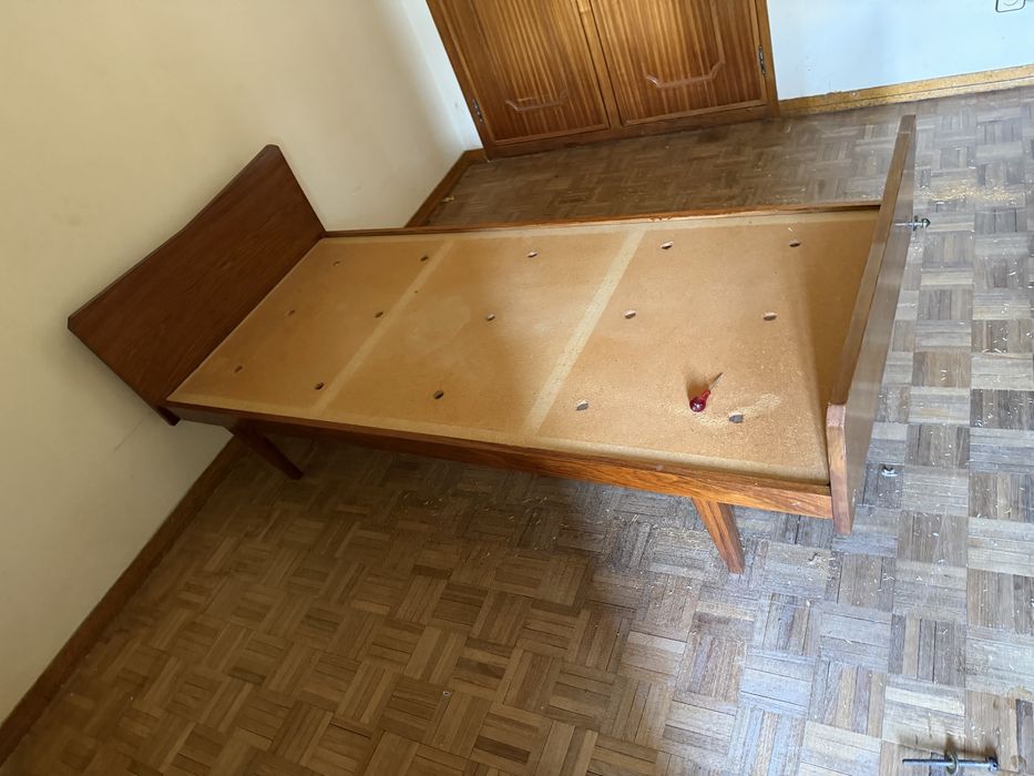 Cama em madeira maciça