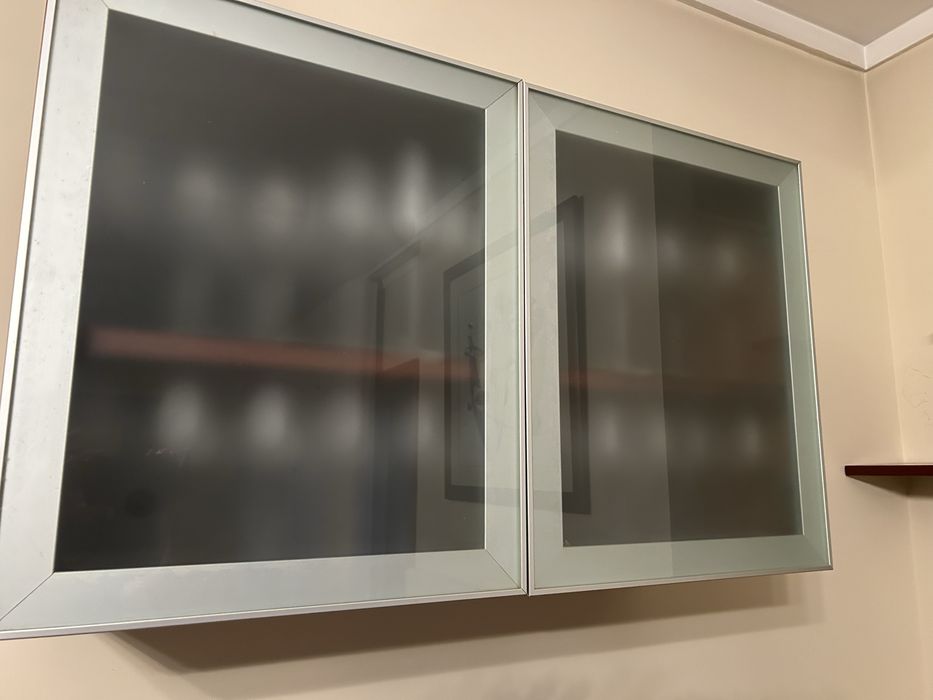 Movel suspenso em madeira, portas vidro fosco e moldura em metal.