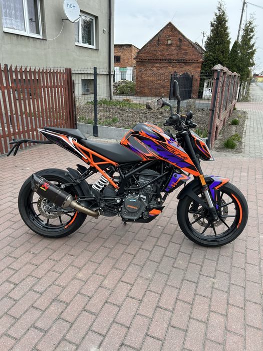 Ktm duke 125.