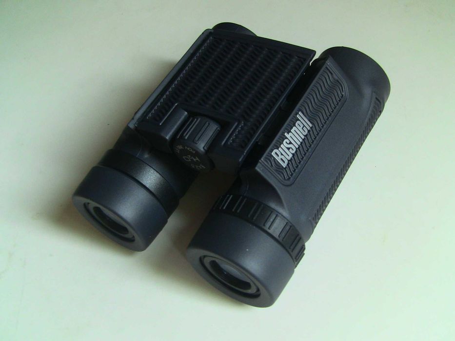 Компактный бинокль Bushnell H2O 8x25
