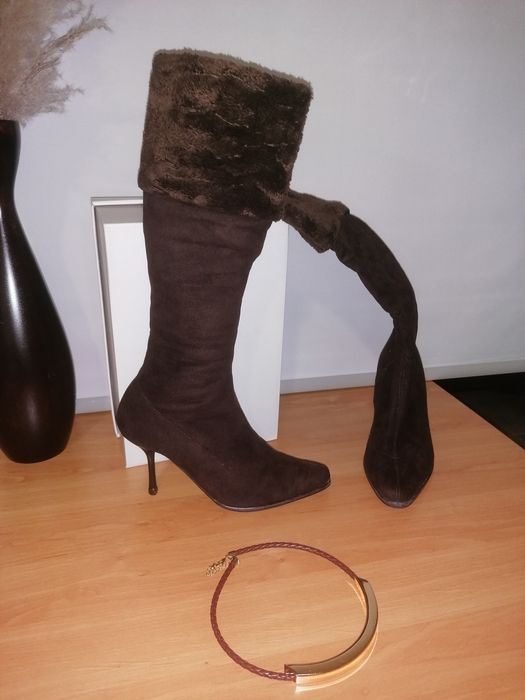 Botas castanho em pele