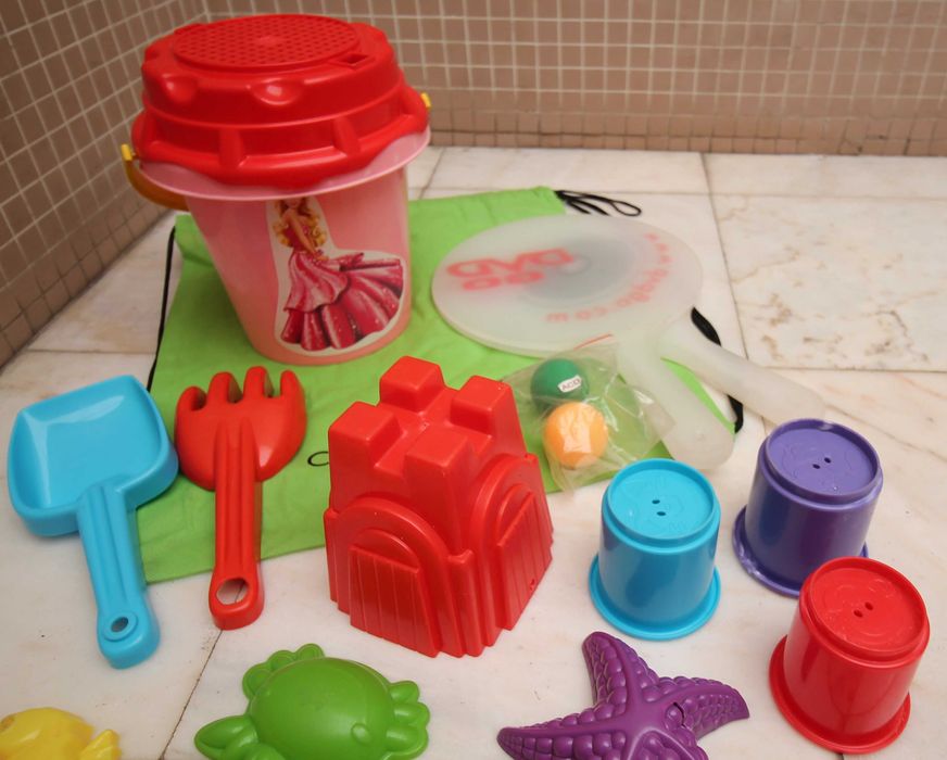 brinquedos praia criança
estão como novos