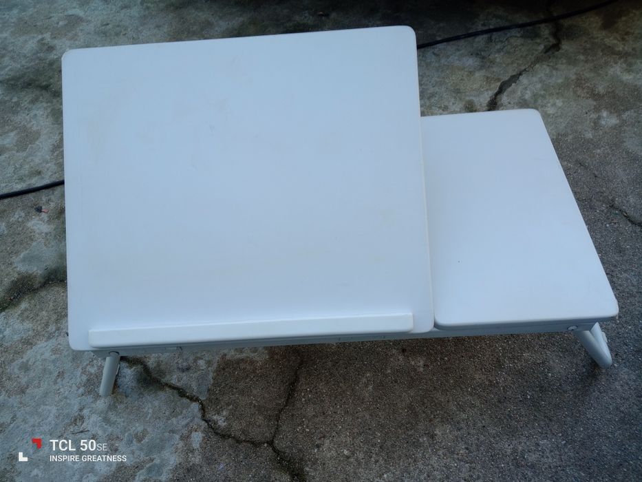 Tabuleiro de refeição tem posição para tablet ou para ler um livro.