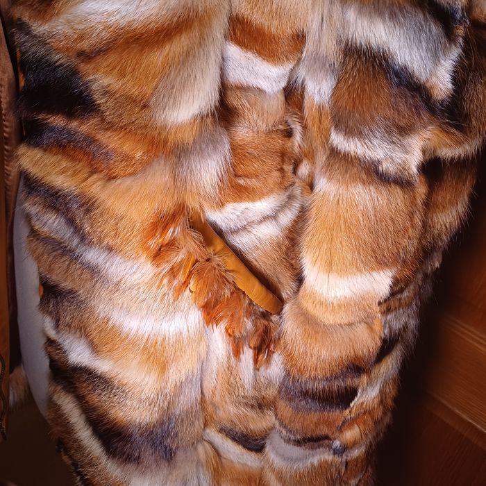 Casaco de peles e penas verdadeiras