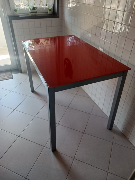 Mesa de vidro laranja