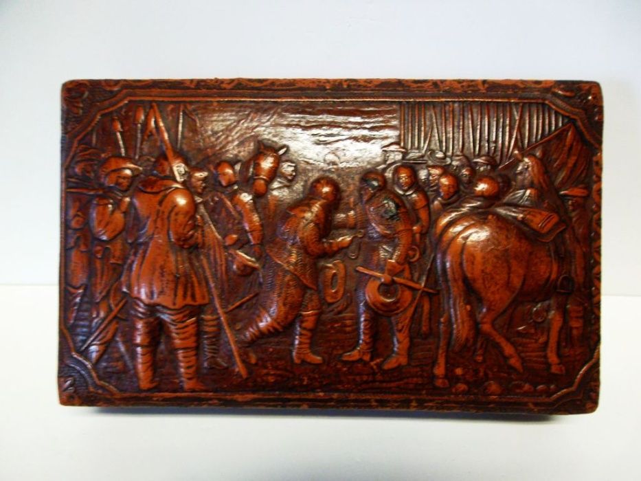 antiga caixa de cigarros em madeira e couro com motivo histórico