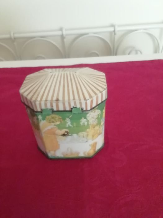 Lata inglesa, antiga, vazia