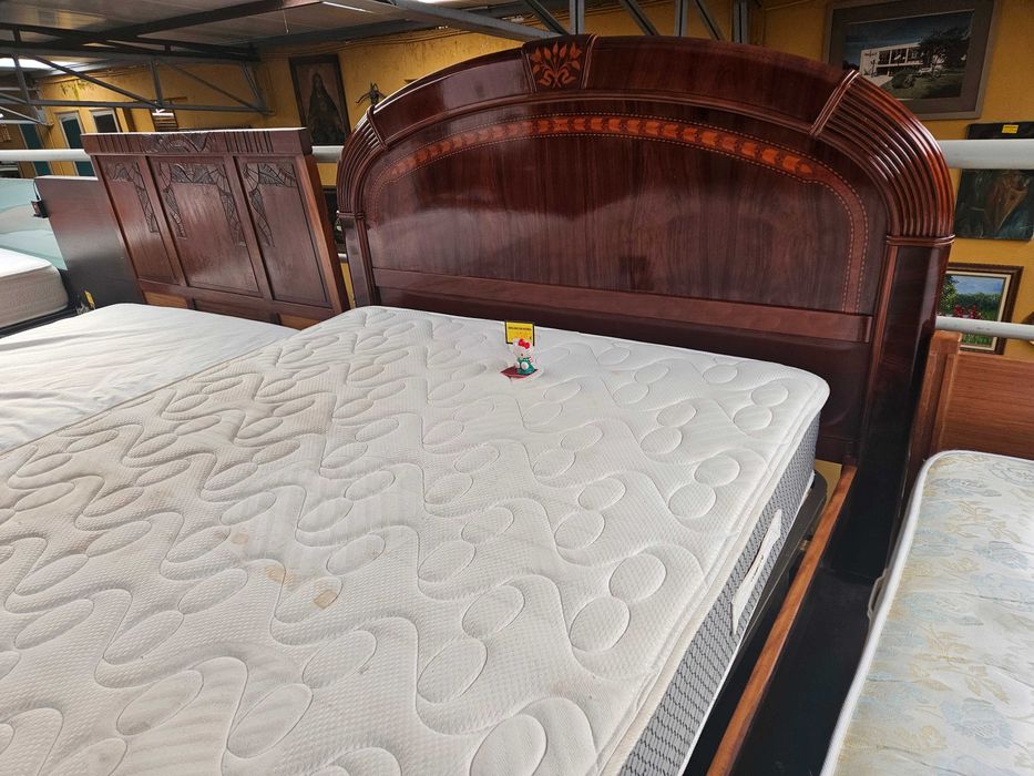 Cama em madeira maciça com estrado e colchão - Muito bom estado geral