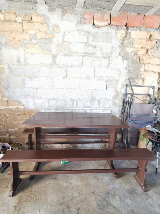 banco de madeira e mesa