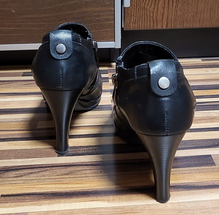 Skórzane botki Lasocki na koturnie okazja tanio 37