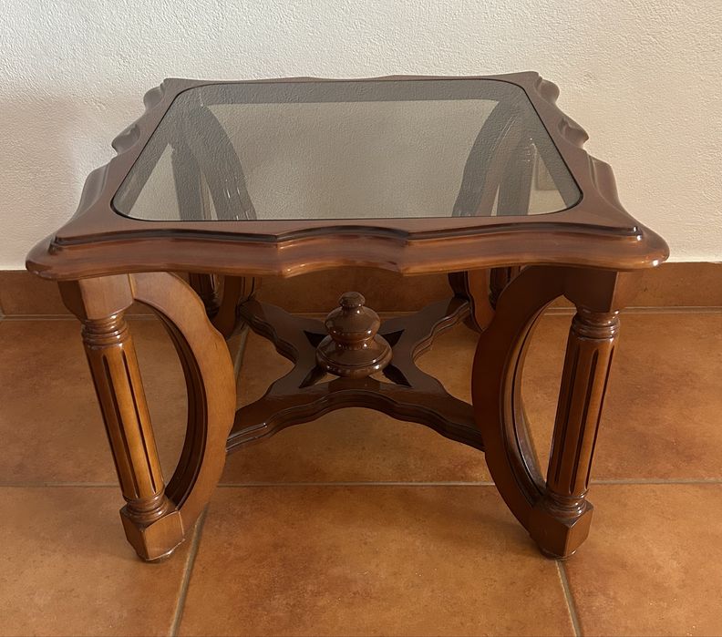 Mesa de vidro em madeira