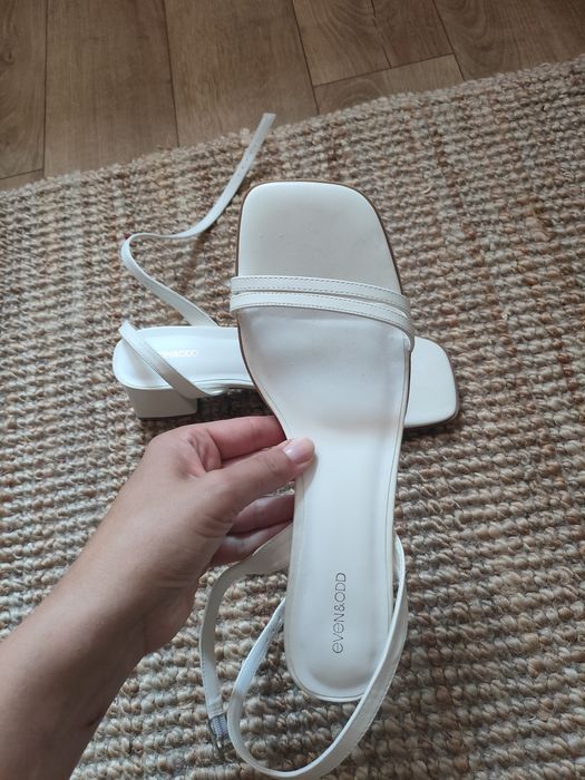 Białe sandały 42 even odd