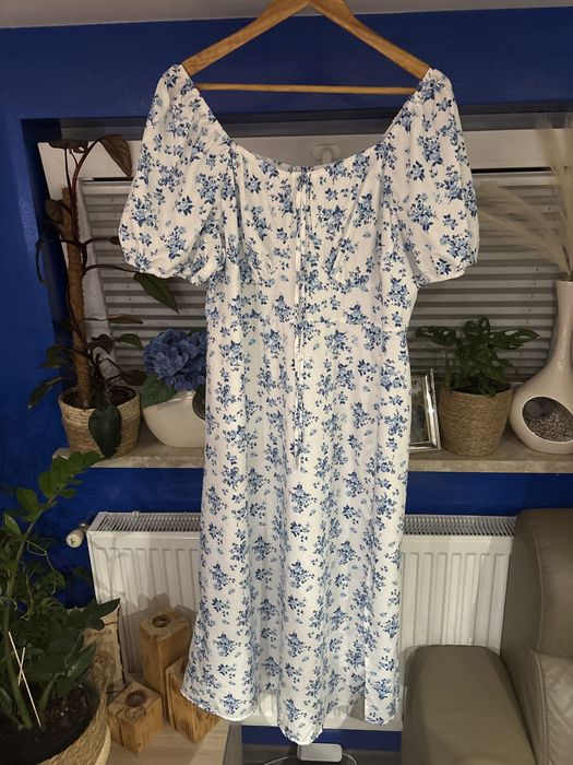 Sukienka zwiewna taliowana midi z bufiastymi rekawkami z gumeczkami