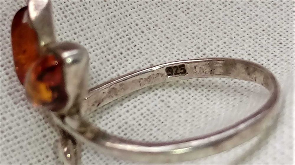 Śliczny pierścionek stare srebro  pr 925 bursztyn