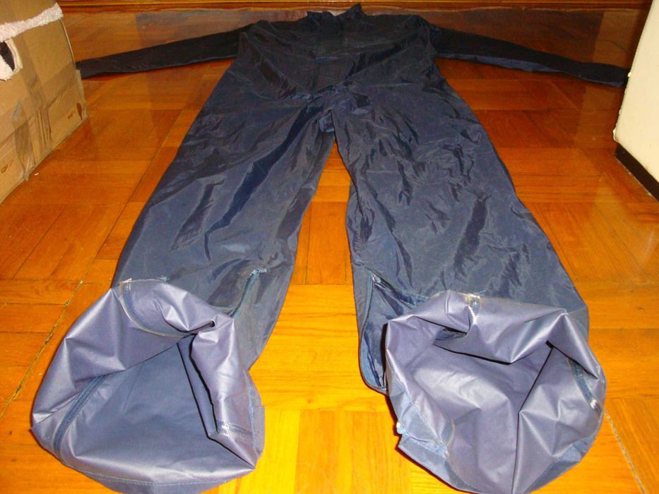 Дождевик-комбинезон с перчатками и бахилами , размер XL ( 54-56 )