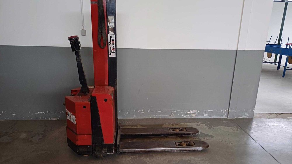 Stacker electrico com carregador de bateria