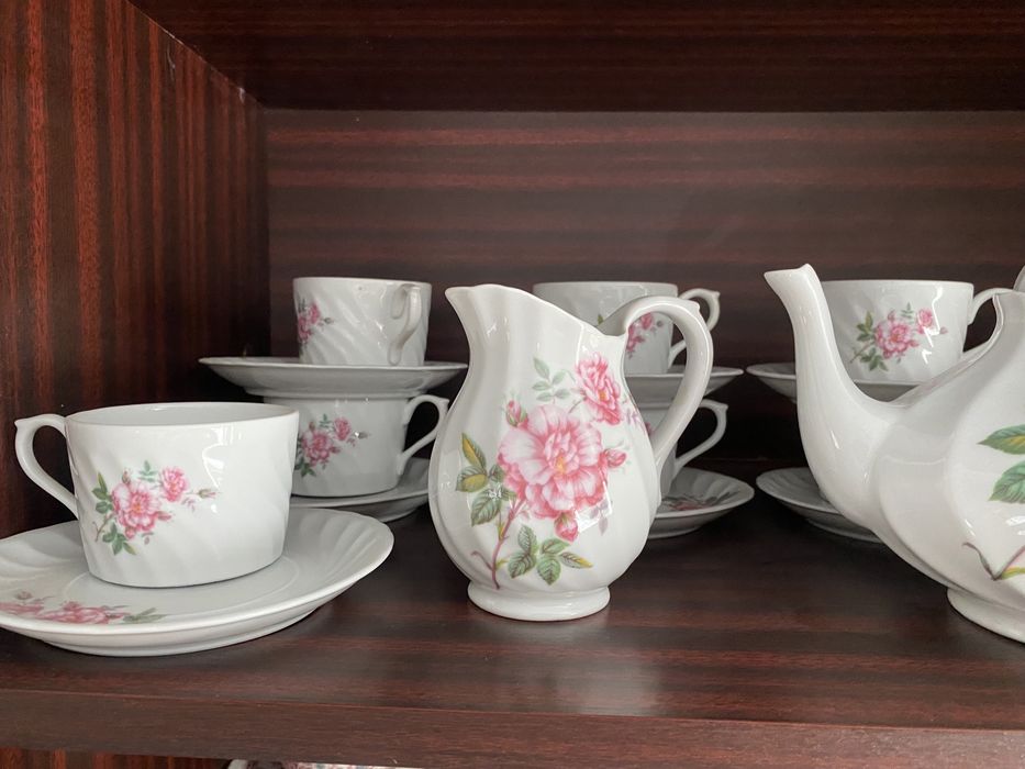 Unused coffee and tea set.425561359741757444